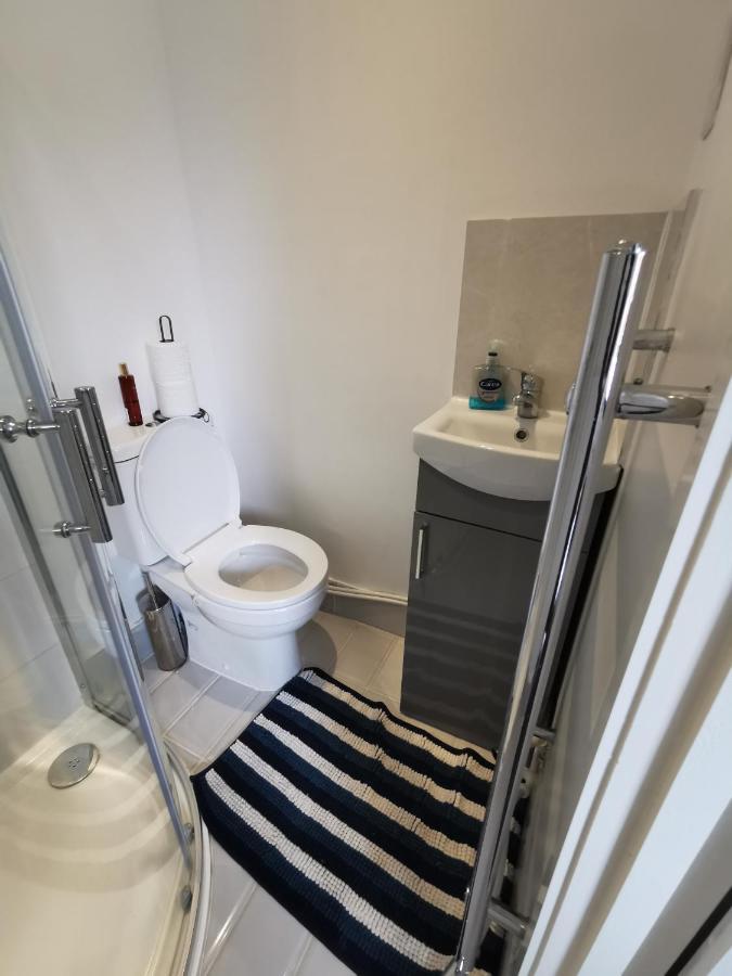 Studio Self Contained Double Bedroom Лондон Екстер'єр фото